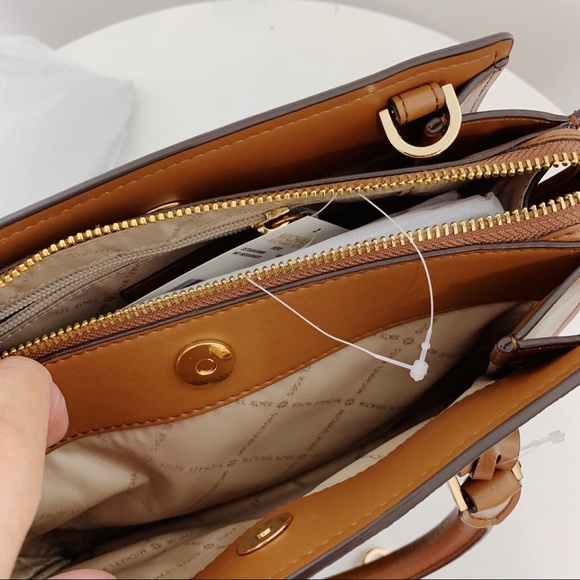 Michael Kors Hope Medium Messenger Bag - Picture 10 of 14